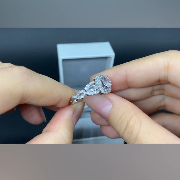 💖💍NEW💖💍STUNNING!! EXQUISITE!! 2 PC 1.5 CT CZ Wedding/Engagement Set 💖💍 - Picture 9 of 16